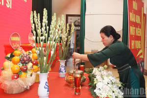Y Ngoc, vicepresidenta permanente del Comité Popular de la provincia de Quang Ngai, coloca inciensos en honor a los mártires de guerra. (Foto: Nhan Dan)