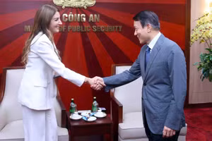 El ministro de Seguridad Pública de Vietnam, Luong Tam Quang, y Rita Mokbel, presidenta y directora ejecutiva de Ericsson Vietnam. (Foto: bocongan.gov.vn)