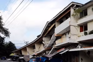 Un edificio se derrumbó y varios vehículos resultaron dañados tras un terremoto en Penonome, provincia de Coclé, en el centro de Panamá, el 9 de octubre de 2026. (Foto: Xinhua/VNA)