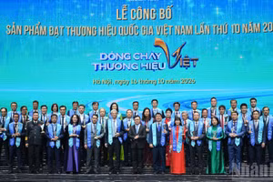 Le Quoc Minh, miembro del Comité Central del Partido Comunista de Vietnam, presidente-editor del periódico Nhan Dan (Pueblo), subjefe de la Comisión de Comunicación y Educación del Comité Central del Partido y presidente de la Asociación de Periodistas Vietnamitas, otorga la placa de reconocimiento del programa a las empresas merecedoras.