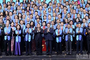El primer ministro de Vietnam, Le Minh Hung, y delegados a la ceremonia.