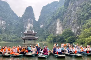 Los delegados dan un paseo fluvial por el Complejo Paisajístico de Trang An. (Foto: Nhan Dan)