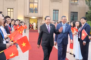 El presidente de la Asamblea Nacional de Vietnam, Tran Thanh Man, visita la embajada del país en China. 