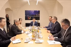 El embajador de Vietnam en Alemania, Nguyen Dac Thanh, se reúne con el ministro-presidente de Turingia, Mario Voigt, y el secretario de Estado de la Agencia de Economía regional, Marcus Malsch. (Foto: VNA)