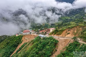 La escuela primaria y secundaria de Ngoc Linh en el mar de nubes.