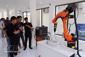 Prueba de un robot industrial en el Centro de Formación, Investigación y Desarrollo de Aplicaciones de Robótica Industrial e Inteligencia Artificial (Universidad de Ciencia y Tecnología – Universidad de Da Nang). (Foto de ilustración: VNA)