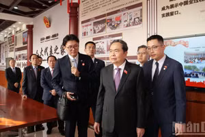 [Foto] Presidente de Asamblea Nacional vietnamita recorre modelo legislativo en distrito pekinés de Chaoyang