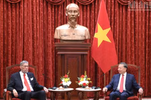 El secretario general del Partido Comunista y presidente de Vietnam, To Lam, conversa con el secretario general del Movimiento Izquierda Unida de República Dominicana, Miguel Mejía.