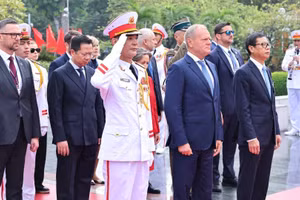 El primer ministro de Polonia, Donald Tusk, rinde homenaje a soldados vietnamitas caídos en defensa de la Patria.