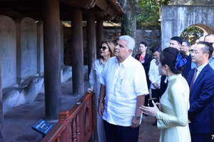 El presidente de Panamá, José Raúl Mulino, y su esposa observan las estelas doctorales en el templo.