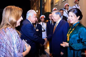 El secretario general del Partido Comunista y presidente de Vietnam, To Lam, y su esposa, Ngo Phuong Ly, reciben al presidente de Panamá, José Raúl Mulino, y su esposa, Maricel Cohen de Mulino.
