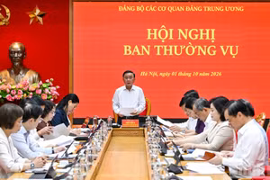 El integrante del Buró Político y miembro permanente del Secretariado del Comité Central del Partido Comunista de Vietnam, Tran Cam Tu, interviene en la reunión.