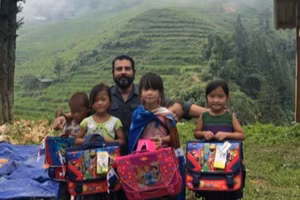 El exembajador de Panamá Servio S. Samudio posa para una foto con niños de las zonas montañosas de Vietnam. (Foto: VNA)