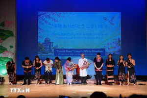 Artistas vietnamitas y japoneses saludan a los espectadores. (Foto: VNA)