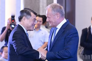 El primer ministro de Vietnam, Le Minh Hung, y su homólogo de Polonia, Donald Tusk.
