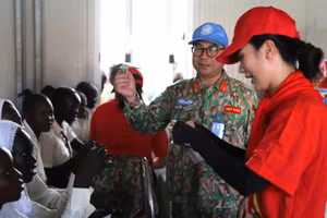 Oficiales vietnamitas adiestran a los alumnos en el plegado de papel artesanal. (Foto: Duc Uy)