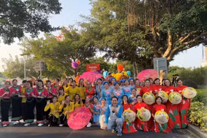 La Asociación de Vietnamitas en el Extranjero en Macao (China) participa en un desfile internacional de Macao. (Foto: VNA)