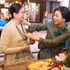 Las primeras damas de Vietnam, Ngo Phuong Ly, y de Myanmar, Kyu Kyu Hla, en la aldea de seda Van Phuc. (Foto: Nhan Dan)