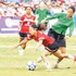 Un momento del partido entre Luc Yen (de la provincia de Lao Cai) y Dak Doa (de la provincia de Gia Lai), el 29 de agosto de 2026, en el estadio de Nghia Lo, provincia de Lao Cai. (Foto: Nhan Dan)