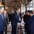 El secretario general del Partido Comunista y presidente de Vietnam, To Lam, presenta a los miembros de su comitiva al primer ministro belga, Bart De Wever. (Foto: VNA)