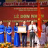 Tran Luu Quang, miembro del Buró Político y secretario del Comité del Partido en Ciudad Ho Chi Minh, entrega la Orden del Trabajo de segunda clase a la Escuela Secundaria Superior Tran Khai Nguyen.
