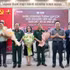El editor adjunto del periódico Nhan Dan, Phan Van Hung, entrega flores a los invitados participantes en el coloquio.
