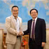 El viceprimer ministro Ho Quoc Dung (derecha) recibe al profesor y doctor en Ciencias Nguyen Van Tam, jefe del Departamento de Ciencias de la Computación, Datos e Inteligencia Artificial (IA) del Instituto Politécnico de París (IP Paris). (Foto: chinhphu.vn)