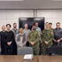 El profesor asociado Vu Viet Hung (tercero desde la izquierda en la primera fila) posa para una foto con estudiantes y miembros de la Real Escuela Militar de Canadá. (Foto: Proporcionada por el entrevistado)