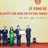 El secretario general del Partido Comunista y presidente de Vietnam, To Lam, entrega la Resolución de la Asamblea Nacional sobre la creación de la ciudad de Bac Ninh a los dirigentes del territorio.