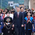 El primer ministro de Vietnam, Le Minh Hung, visita la Escuela Internada de Educación General de Muong Khuong, en la comuna homónima de la provincia de Lao Cai. (Foto: VNA)