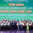 El viceprimer ministro Ho Quoc Dung y el presidente de la Asociación de Agricultores de Vietnam, Luong Quoc Doan, entregan el título de “Científico de los agricultores” a personas destacadas. (Foto: Asociación de Agricultores de Vietnam)