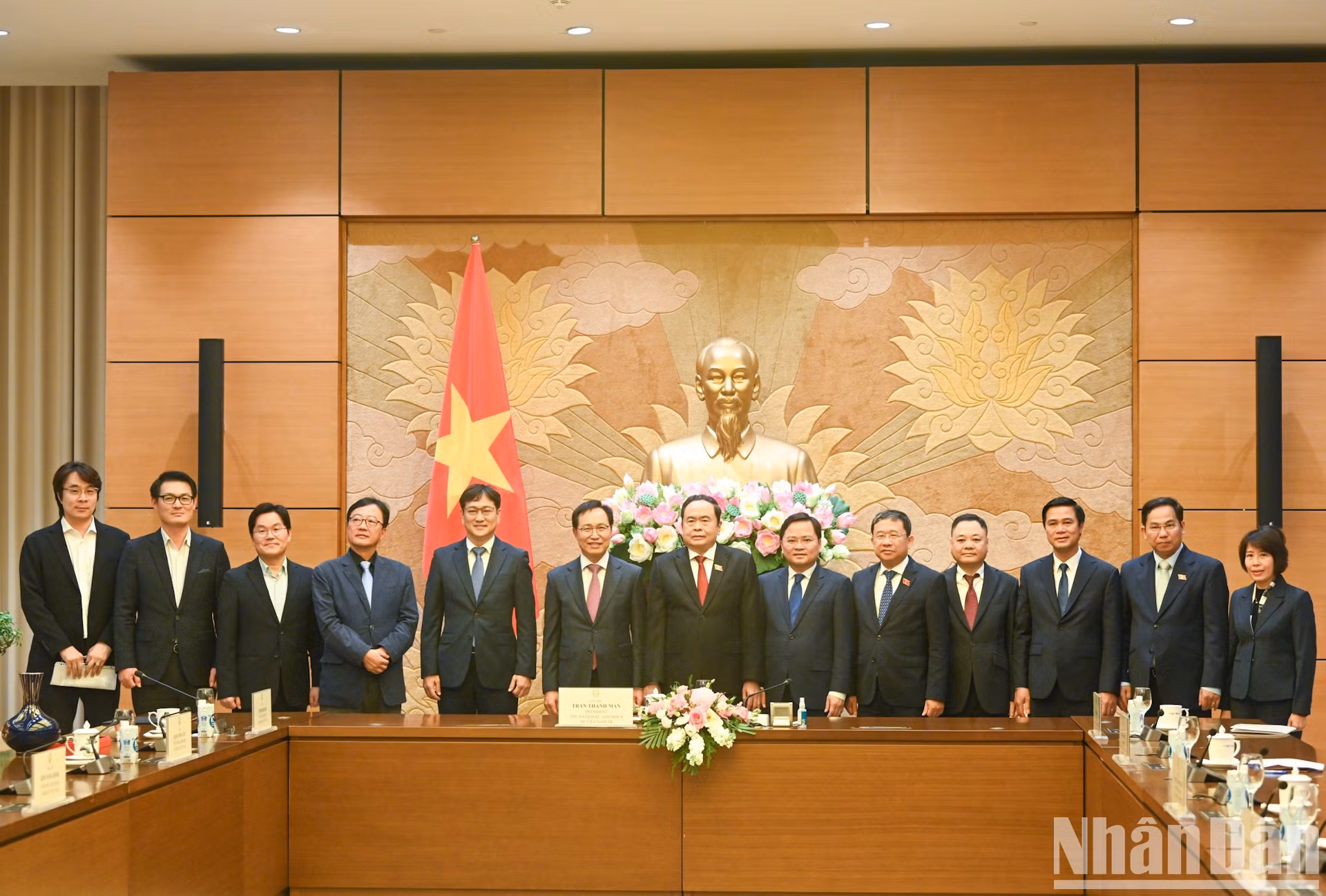 Tran Thanh Man, junto con los delegados del Buró Permanente del Comité partidista de Bac Ninh y los líderes del Complejo Samsung Vietnam.