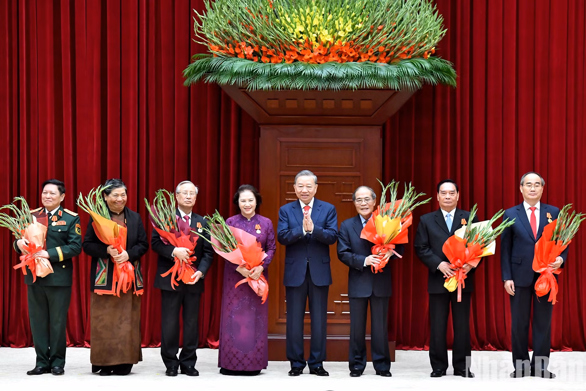 El secretario general del PCV, To Lam, entrega la Orden Ho Chi Minh a ex los líderes del Partido y del Estado. El secretario general del PCV, To Lam, entrega la Orden Ho Chi Minh a ex los líderes del Partido y del Estado.