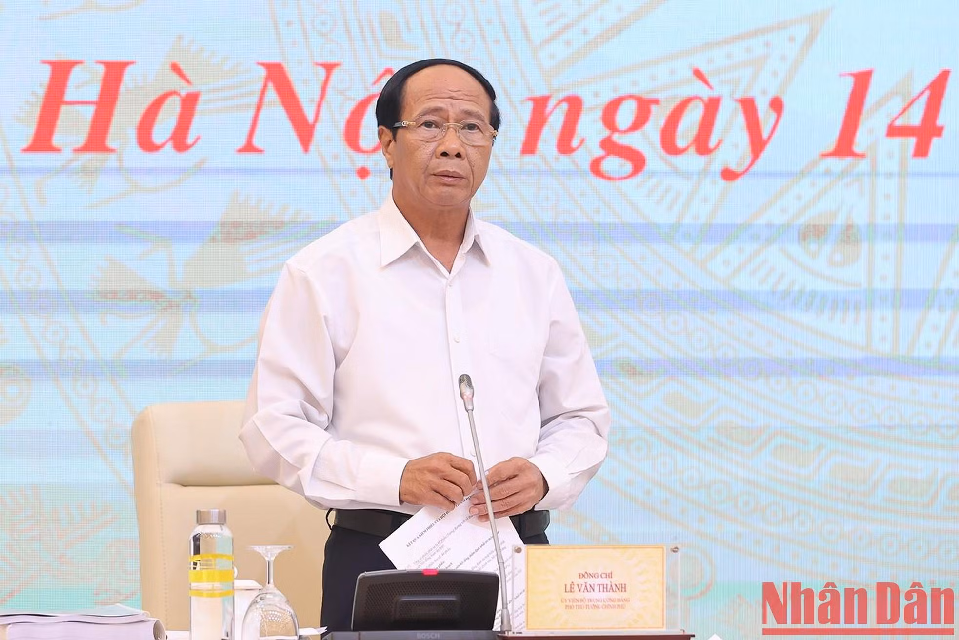 El viceprimer ministro Le Van Thanh, presidente del Consejo nacional de evaluación de la planificación rectora para el período 2021-2030, con visión hasta 2050, interviene en la reunión.