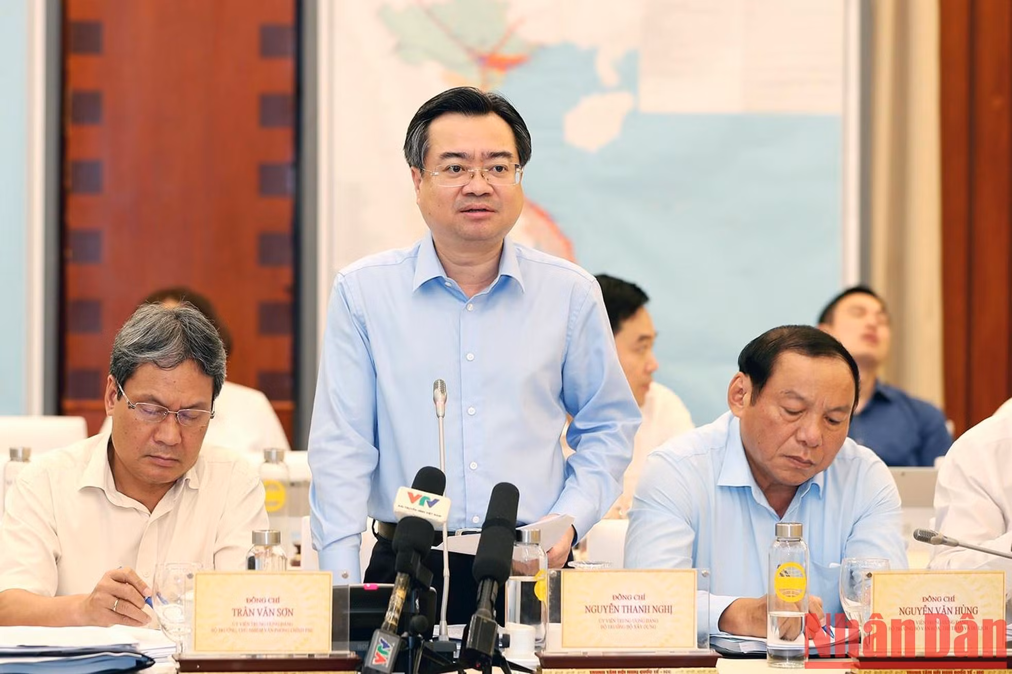 El ministro de Construcción, Nguyen Thanh Nghi, hace uso de la palabra en la reunión.