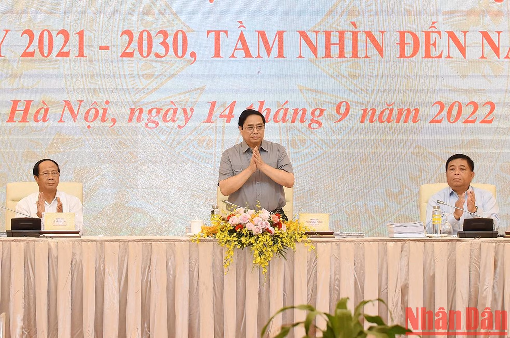 El primer ministro Pham Minh Chinh asiste a la reunión. 
