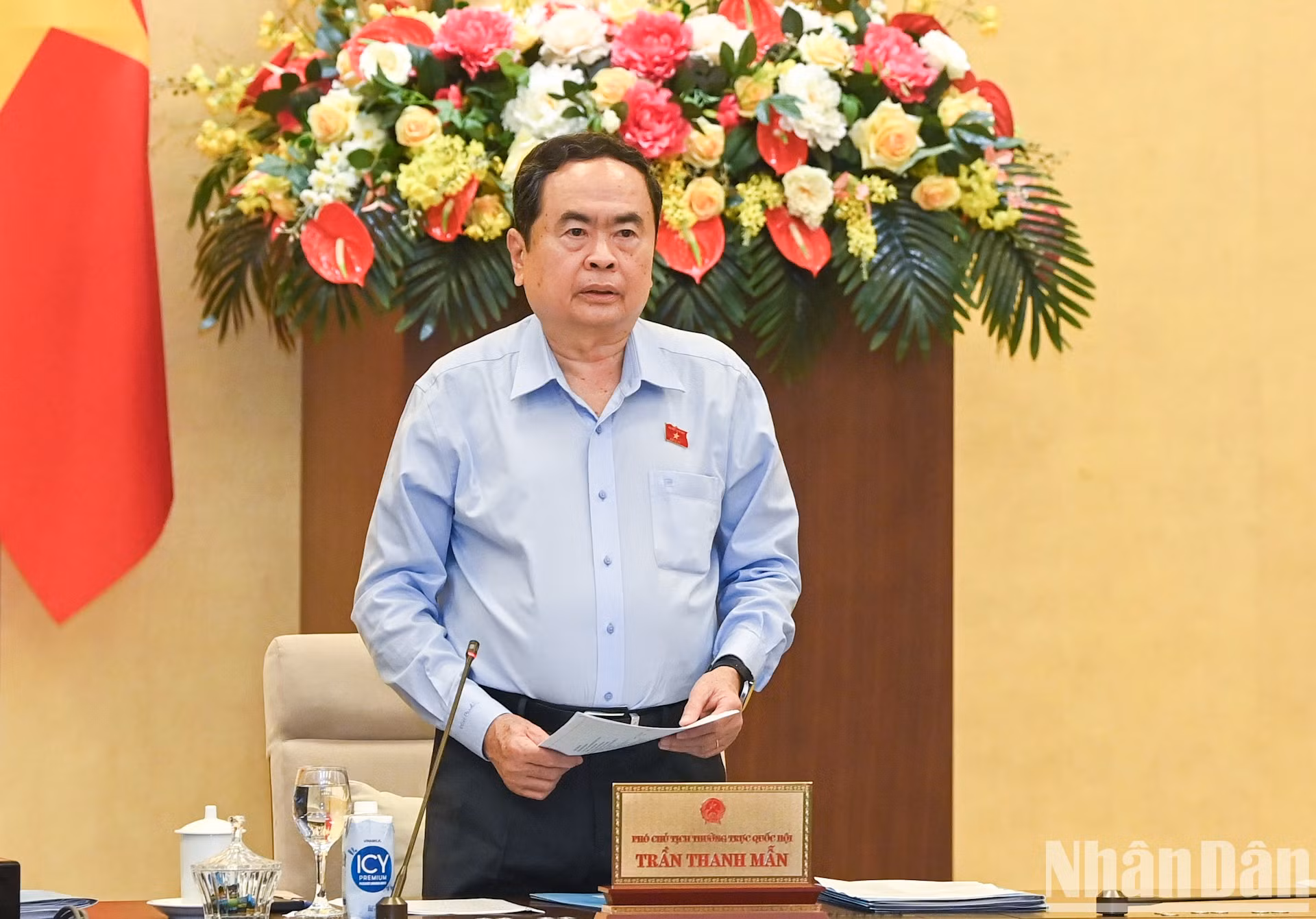 El vicepresidente permanente de la AN, Tran Thanh Man, pronuncia el discurso inaugural de la reunión.