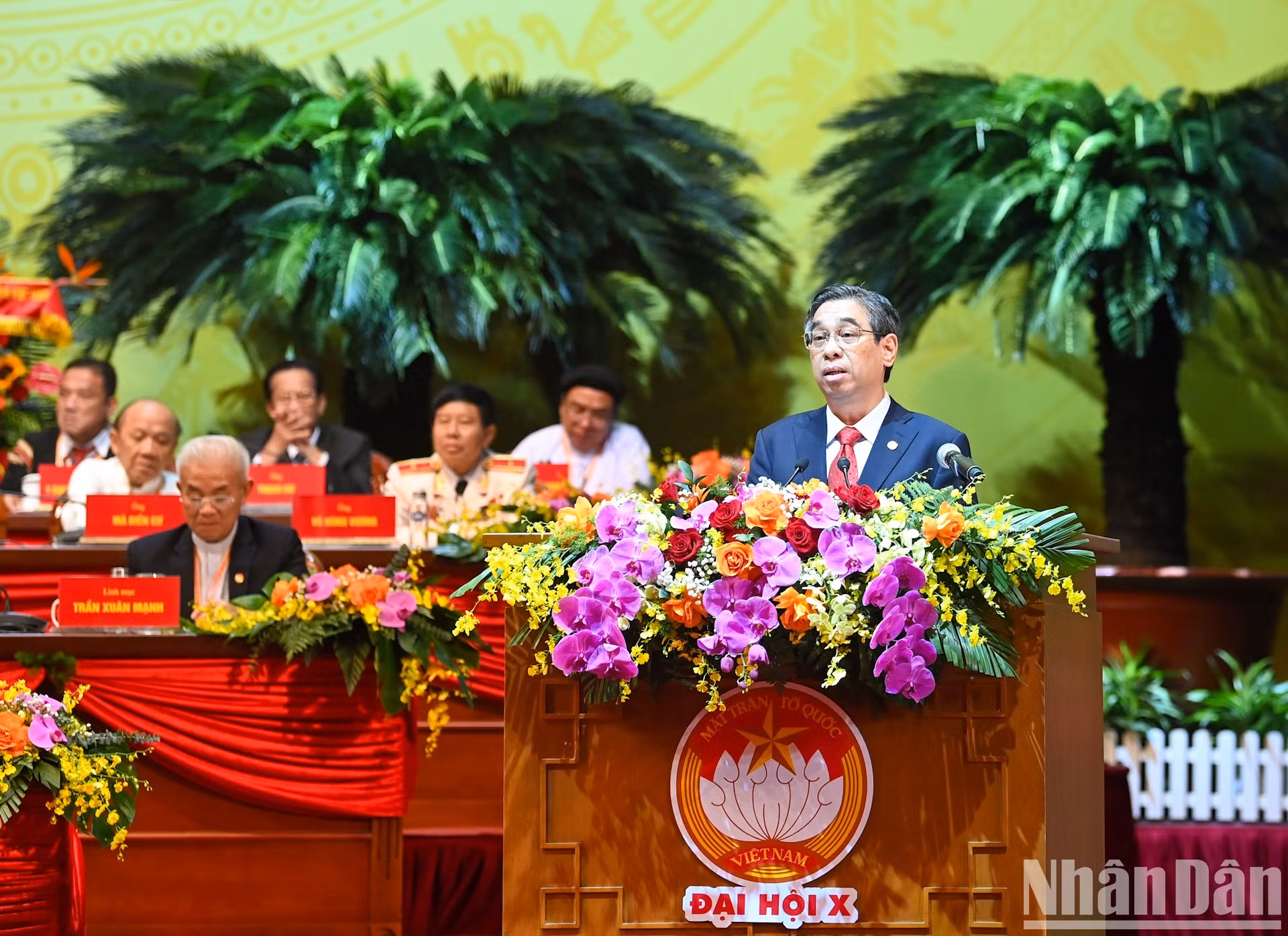 El subsecretario del Comité del PCV y presidente del Comité del FPV en Ciudad Ho Chi Minh, Nguyen Phuoc Loc, pronuncia un discurso en el Congreso. El subsecretario del Comité del PCV y presidente del Comité del FPV en Ciudad Ho Chi Minh, Nguyen Phuoc Loc, pronuncia un discurso en el Congreso.