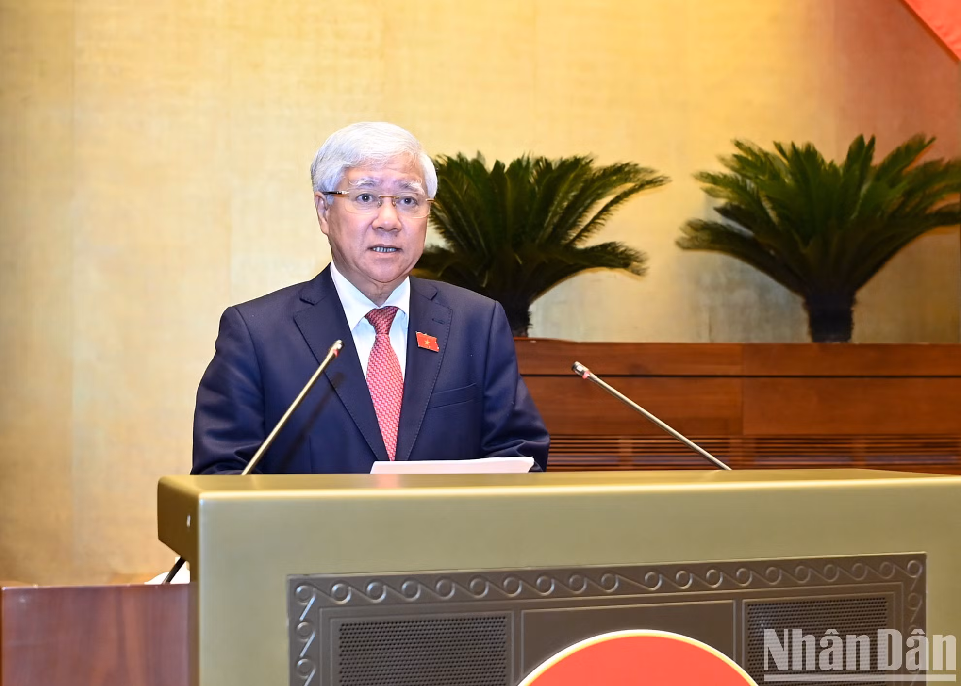 El presidente del Comité Central del Frente de la Patria de Vietnam, Do Van Chien, presenta un informe que resume las opiniones y recomendaciones de los votantes enviadas al séptimo período de sesiones de la AN (XV legislatura).