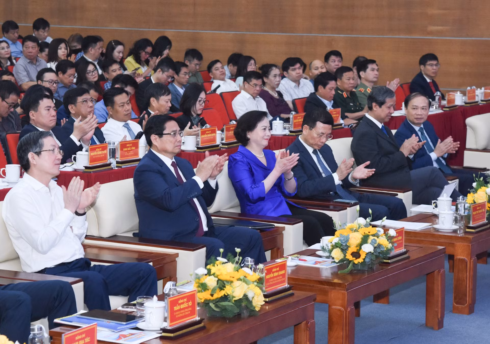 El primer ministro Pham Minh Chinh y los delegados.