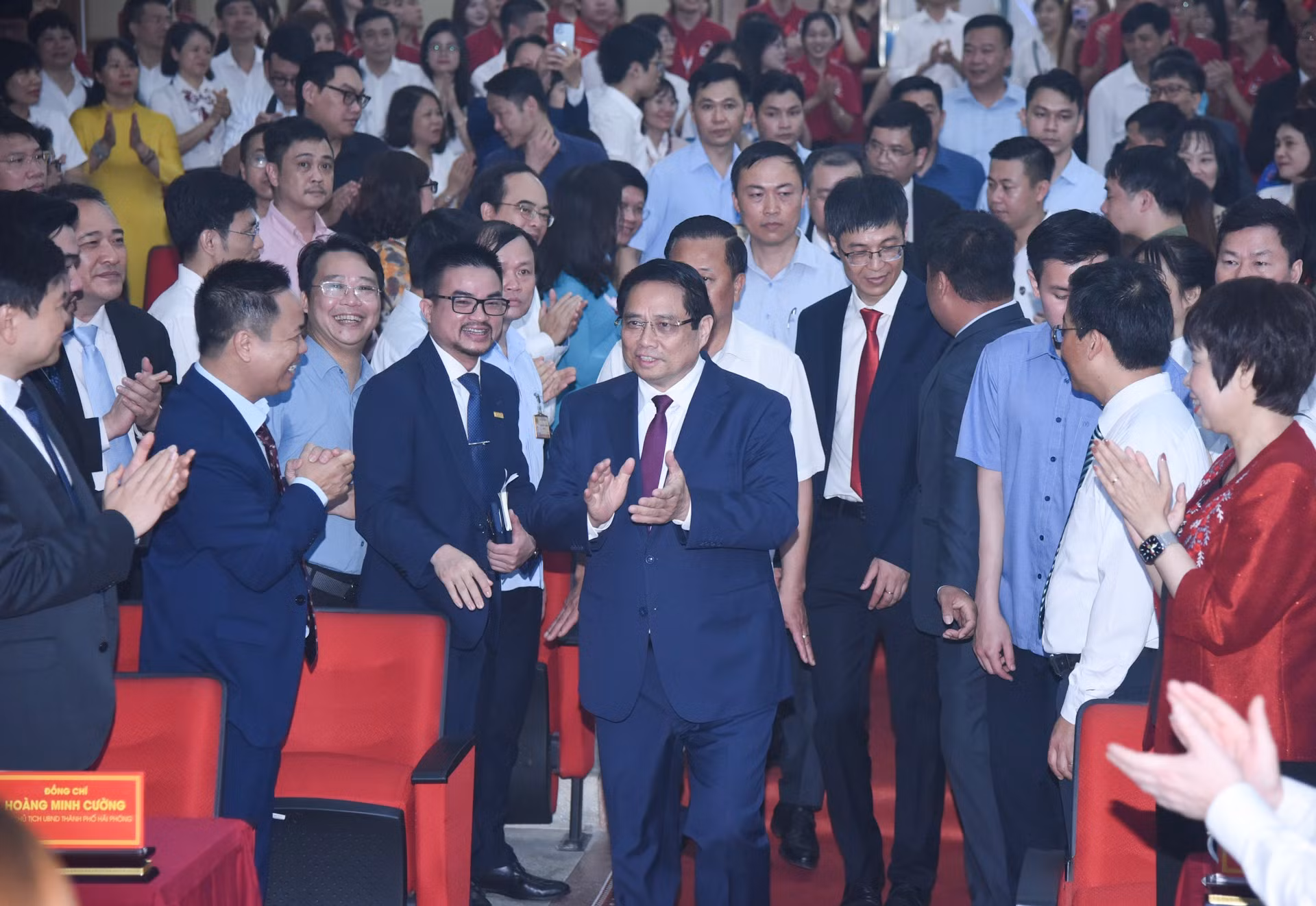 El primer ministro Pham Minh Chinh asiste a la ceremonia para lanzar un movimiento nacional de emulación sobre innovación y transformación digital.