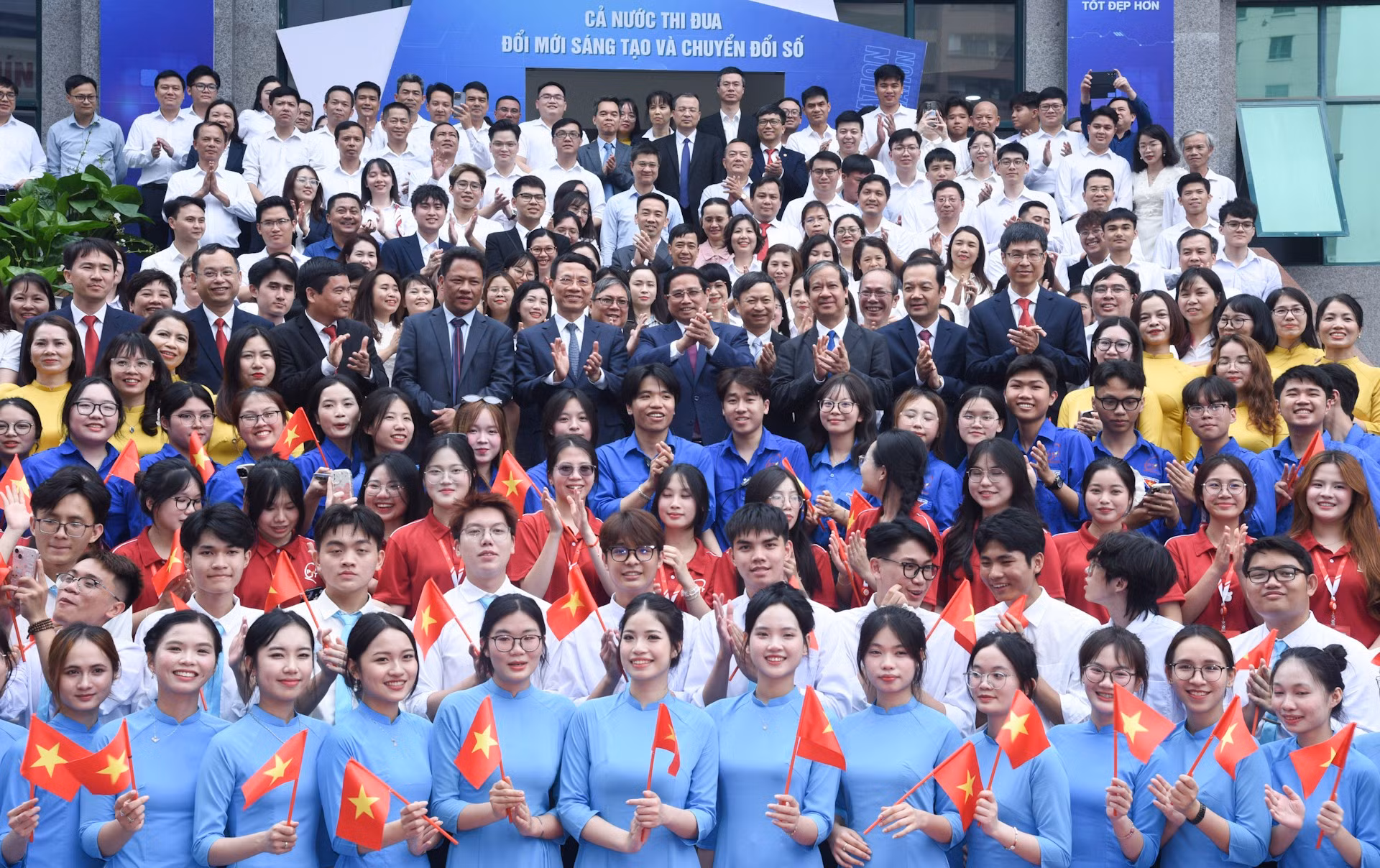 El primer ministro, Pham Minh Chinh, y estudiantes de la Academia de Tecnología de Correos y Telecomunicaciones.