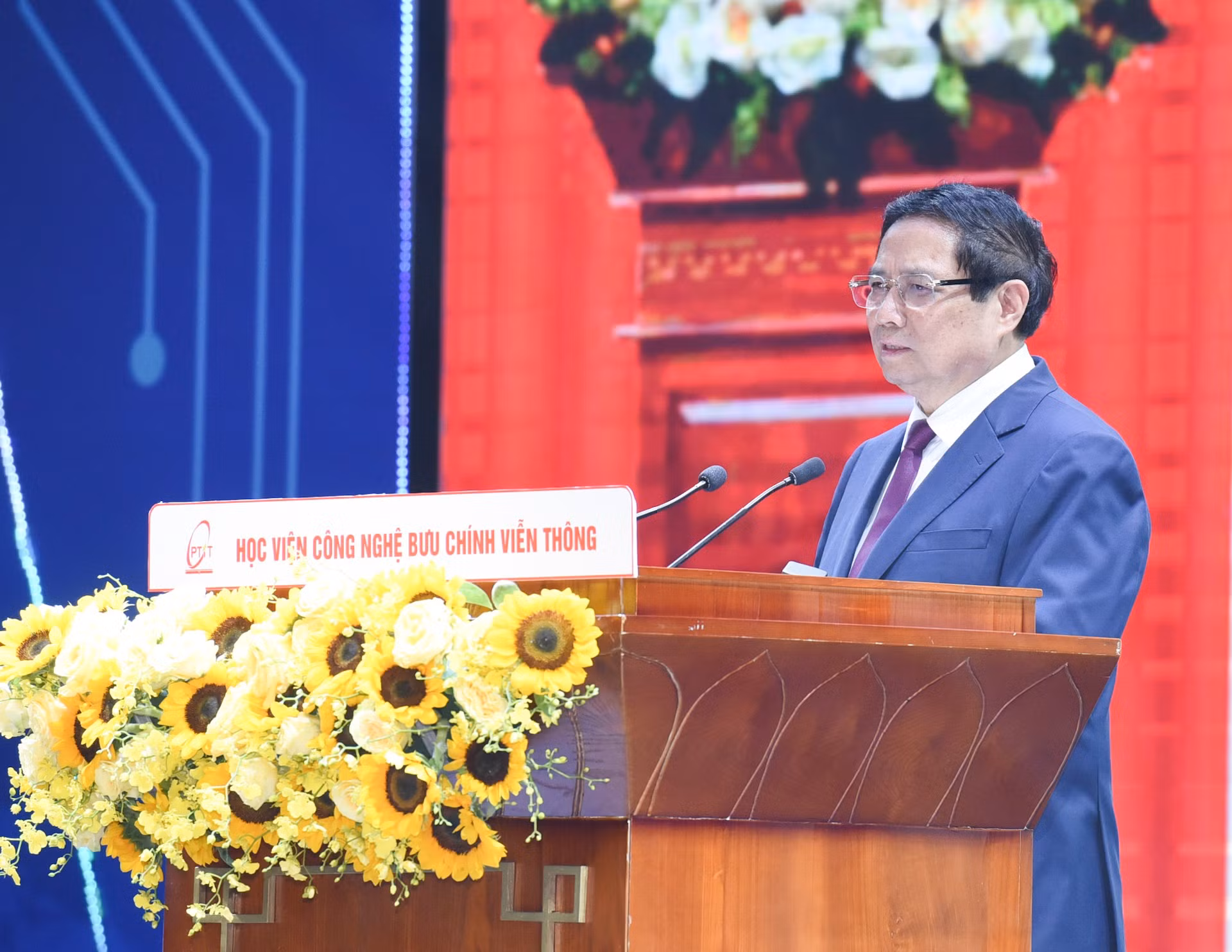 El primer ministro Pham Minh Chinh pronuncia su discurso.