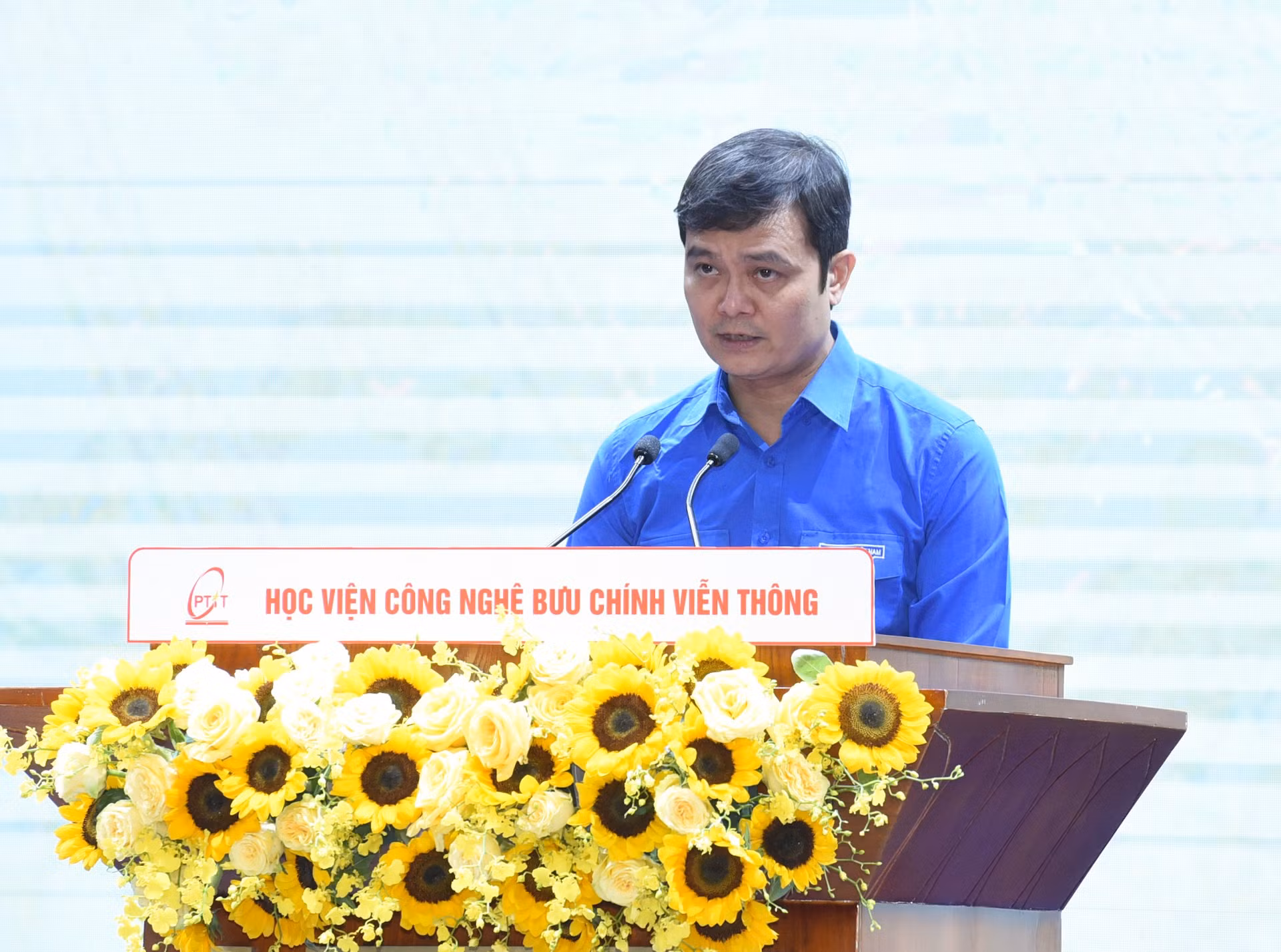 El primer secretario de la Unión de Jóvenes Comunistas Ho Chi Minh, Bui Quang Huy, interviene en el acto.