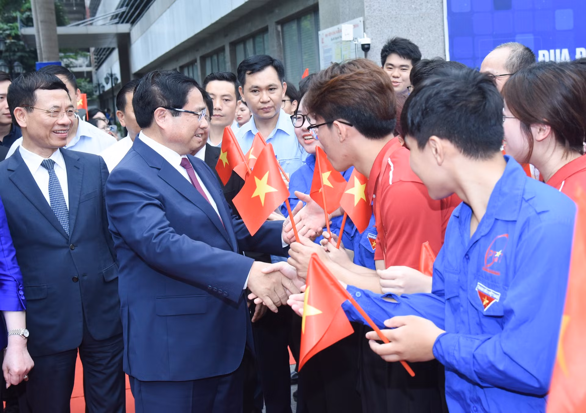 El primer ministro Pham Minh Chinh y los estudiantes en la ceremonia.