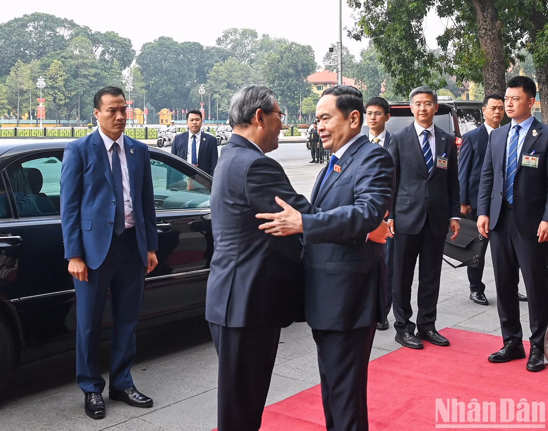 El presidente de la ANV, Tran Thanh Man, recibe al primer ministro chino, Li Qiang.
