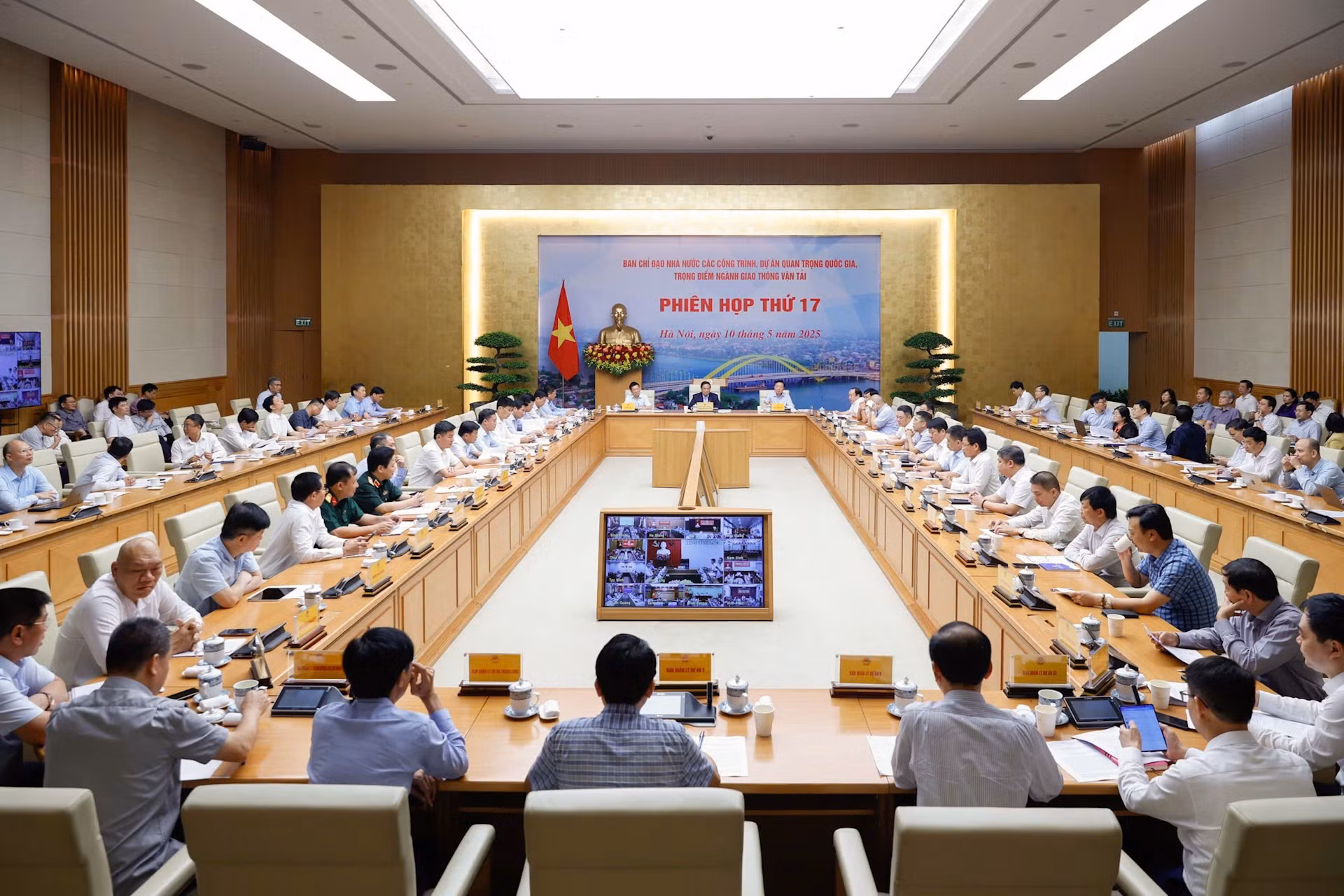 El primer ministro, Pham Minh Chinh, preside la reunión.
