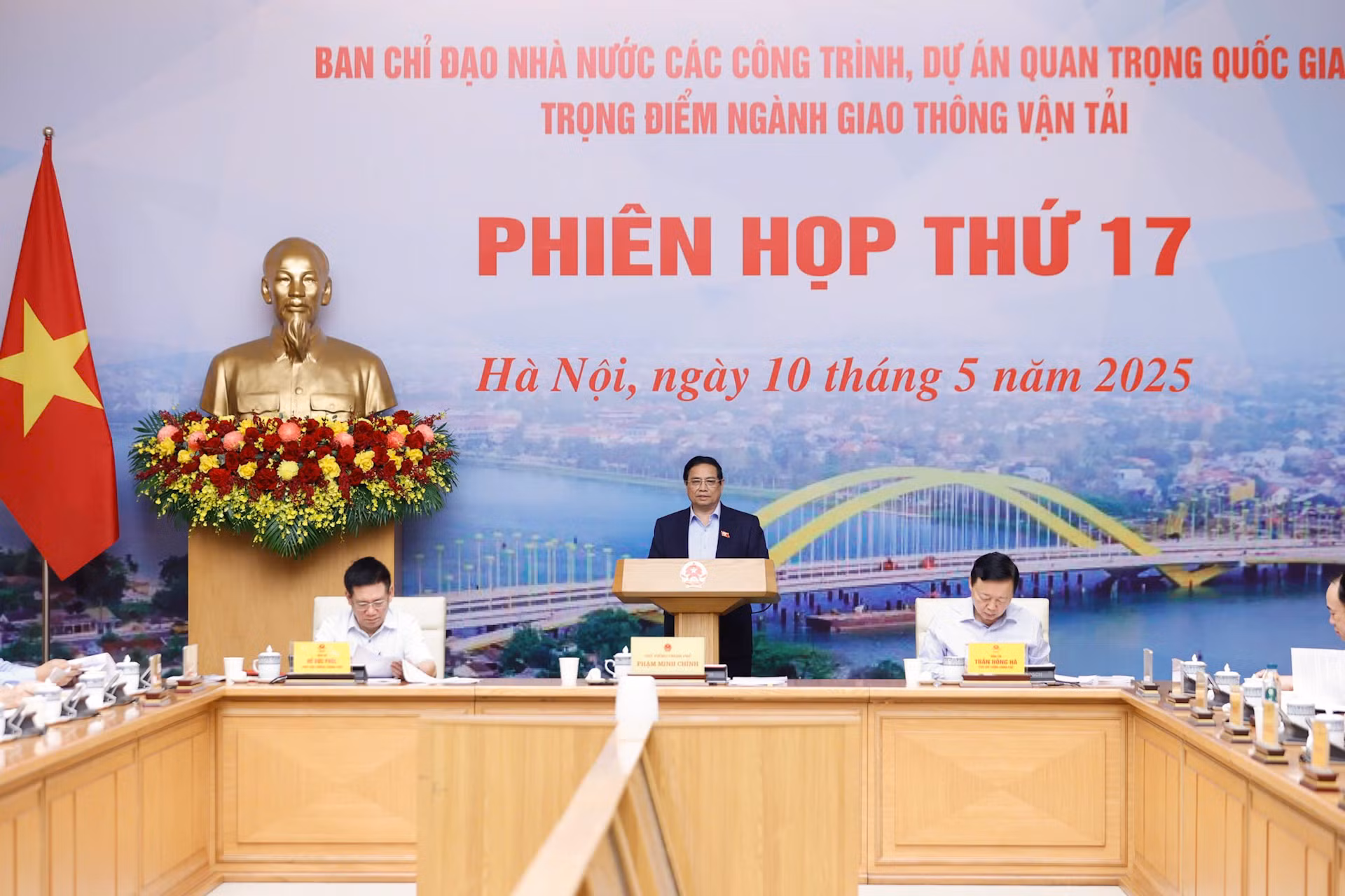 [Foto] Premier vietnamita preside reunión del Comité Directivo sobre proyectos clave del sector del transporte