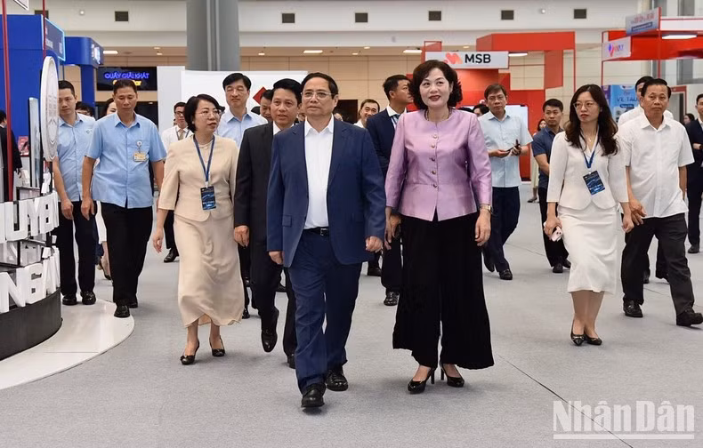 El primer ministro Pham Minh Chinh, presidente del Comité Nacional de Transformación Digital, asiste al Foro de Transformación Digital del sector bancario 2024. El primer ministro Pham Minh Chinh, presidente del Comité Nacional de Transformación Digital, asiste al Foro de Transformación Digital del sector bancario 2024.