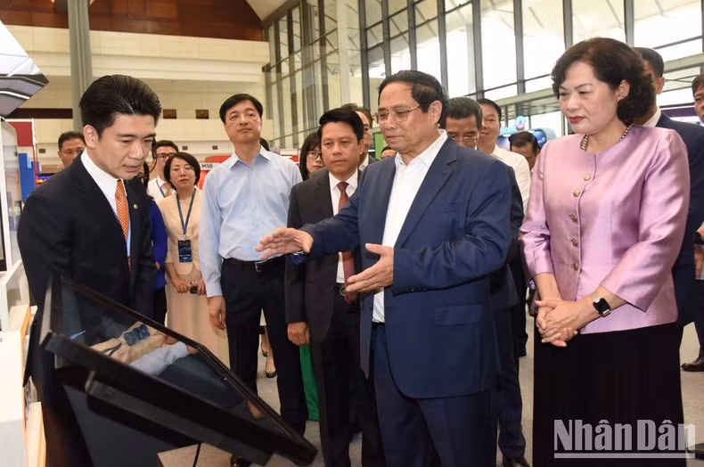 El primer ministro Pham Minh Chinh visita una muestra de aplicaciones de transformación digital en el sector bancario. El primer ministro Pham Minh Chinh visita una muestra de aplicaciones de transformación digital en el sector bancario.